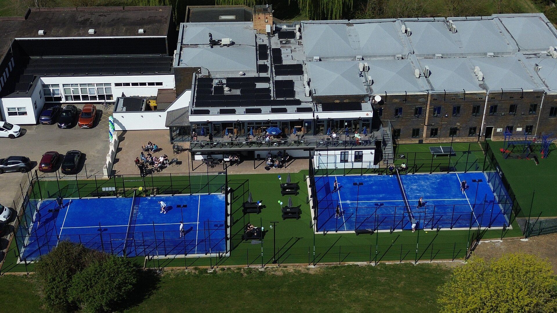 Vue aérienne d'un club de padel avec deux terrains